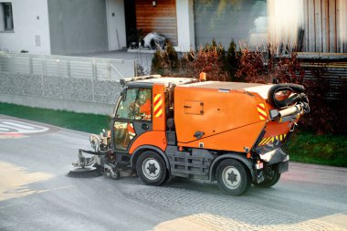 Süpürgeli Turuncu Süpürge Sokakta