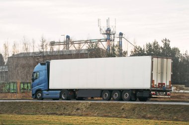Avrupa Kamyon Taşımacılığı Karayolu 'ndan geçiyor. Hareketteki Lojistik.