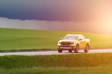 Canlı günbatımı sürücüsü - Country yolunda bir kamyonet..