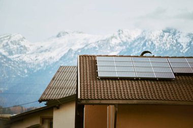 Alplerdeki Enerji Verimli Ev: Çatıdaki Güneş Panelleri