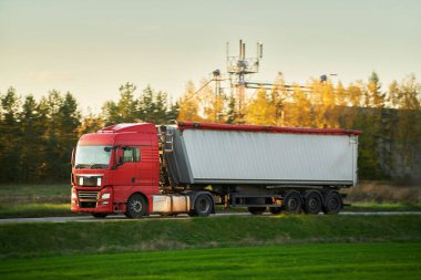 Açık Otoyolda Büyük Taşımacılık Malzemesi