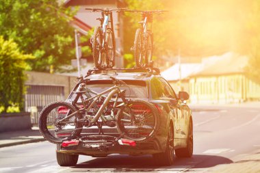 Aracın çatısı ve kuyruğu üzerinde bisikletler. Çift Rack Bisiklet Tepesi