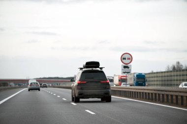 Çatı Kutusu Paketlendi, Yol İçin Aile Araba Seti. Macera Bağlandı.