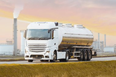 Petrokimyasal petrol rafinerisine yakıt taşımak için otoyoldaki yakıt kamyonu