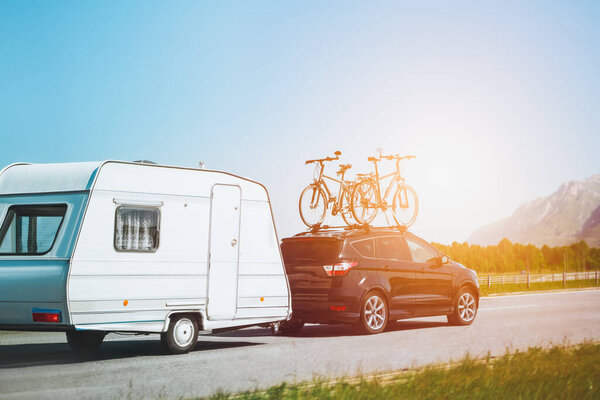 Семейное летнее путешествие с караваном и велосипедами