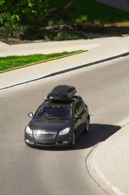 Yolculuk Başlıyor: Kargo Kutulu Araba Şehir Otobanında Seyahat Ediyor