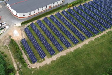 Günbatımı gökyüzünün altındaki güneş panelleri Havacılık görüşü çevre dostu enerji kaynağı