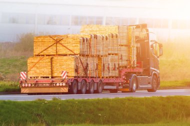 Kamyon İnşaat Malzemelerini Siteye Teslim Ediyor