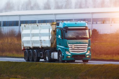 Açık Otoyolda Büyük Taşımacılık Malzemesi