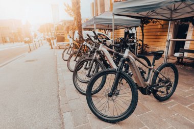 Yokuş aşağı EMTB. Uçsuz bucaksız Hava Askısı Macerası.