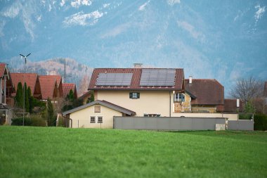 Alp Güneş Çatı Çatı Gücü Modern Bir Eve Yükseliyor