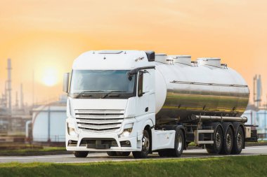 Tesiste yakıtı olan bir kamyon. Kimya Endüstrisi, Depolama Tankı ve Endüstriyel Tesiste Tanker Kamyonu
