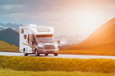 C sınıfı bir Karavan Macerası ile Doğada Yolculuk. Modern bir karavanla vahşi doğaya..