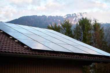 Sürdürülebilir Alplerde Yaşam: Dağ manzaralı güneş enerjili ev