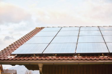 Güneş Panelleri Alplerdeki Temiz Enerjiyi Kullanıyor