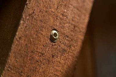 Tahtadaki altıgen cıvatanın detaylı görüntüsü