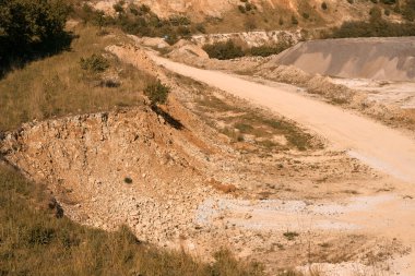 Öğlen güneşinin altında taş ocağı manzarası