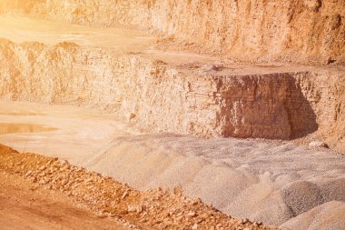 Gün ortası güneşi aydınlatan taş ocağı