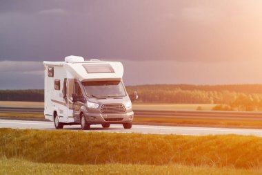 Karavan otoyolda seyahat eder. Karavanla aile macerası kavramı