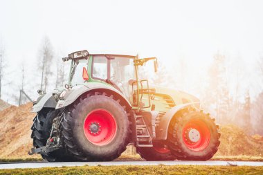 Yavaş hareket eden traktör kırsal kesime doğru ilerliyor.