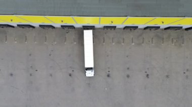 Kamyon kenetlenmiş Merkez Lojistik Deposu