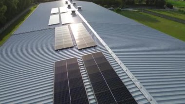 Yeşil alan hava görüntüsündeki güneş panelleri temiz enerji gösteriyor