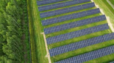 Günbatımında güneş panellerinin hava aracı görüntüsü Yenilenebilir enerji çiftliği
