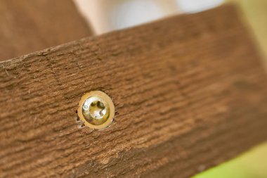 Tahtadaki altıgen cıvatanın detaylı görüntüsü