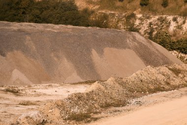 Sıcak öğle güneşi altında sakin bir taş ocağı