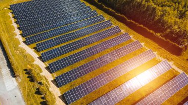 Yeşil alandaki güneş paneli çiftliği hava görüntüsü insansız hava aracı görüntüsü
