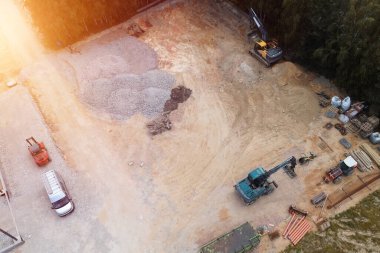 Makineli inşaat mühendisliği projesinin yüksek açılı görünümü