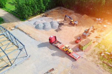 Kırsal alanda makineli ve malzemeli inşaat alanının görünümü