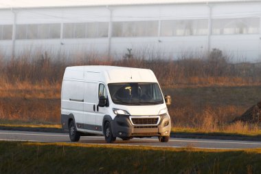 Beyaz Teslimat Minibüsünde İnternet Siparişleri