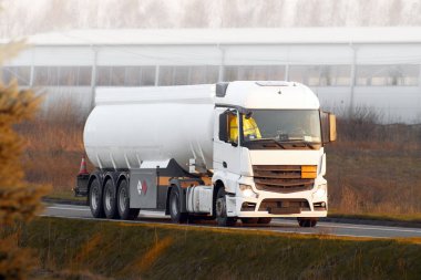 Krom Sarnıç Taşıyıcı Petrol ve Gaz Şehrin Damarlarında Süzülüyor