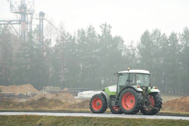 Sis ve düşük görüş mesafeli tarımsal ortamda traktör