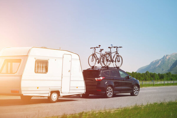 Семейное летнее путешествие с караваном и велосипедами