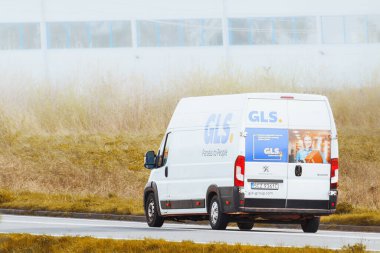 Teslimatlar için GLS Ticari Aracı. Avrupa, Polonya 12.04.2024
