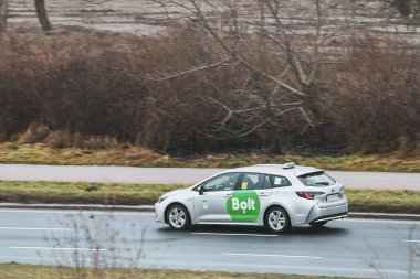Sürgülü taksi hareket halinde, Gümüş Toyota Corolla araba hibrit. 20.02.2024 Krakow, Polonya, Avrupa.