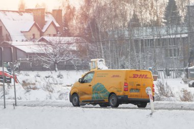 Otoyol boyunca DHL Taşımacılık 'tan Reliable Express Posta Taşımacılığı. Avrupa, Polonya, 03.04.2024