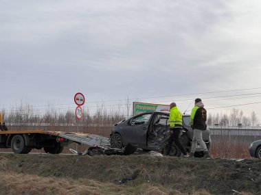 02.02.2024 Polonya, Avrupa. Çarpışmadan sonra otobanda hasarlı bir siyah hatchback arabasını yükleyen bir çekici. Toyota 'ya başka bir araç çarptı ve ağır hasar aldı. Toplam kayıp araba