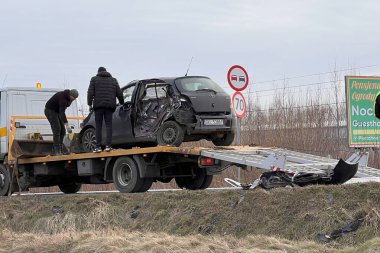 02.02.2024 Polonya, Avrupa. Siyah Toyota Yaris yan çarpma sonucu bir arabanın çekiciye ihtiyacı olur. Başka bir aracın çarptığı bir araba bir çekici tarafından çekiliyor.