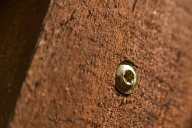 Tahta Plank 'ta altıgen cıvata yakın plan