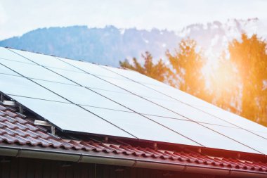 Sürdürülebilir Alplerde Yaşam: Dağ manzaralı güneş enerjili ev