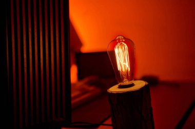 Sıcak yakan kırsal Edison ampulü, samimi ortamı geliştirir.