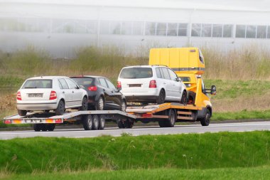 Çekici ana otoyolda bozuk araba taşıyor.