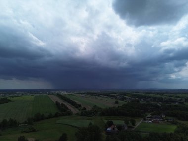 Kırsal kesimdeki yeşil tarlaların üzerinde fırtına bulutları belirdi