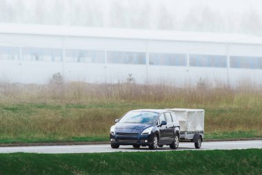 Arabası ve karavanı olan güneşli kırsal yol
