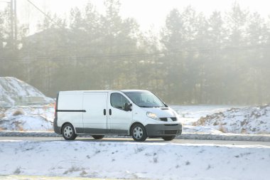 Anayolda hızlı teslimat kamyonu