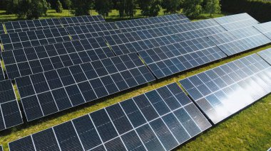 Güneş çiftliği yakın plan, yeşil paneller var.