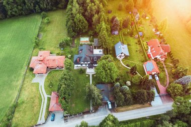 Tranquil Ayarlarında Lüks Suburban Konutları